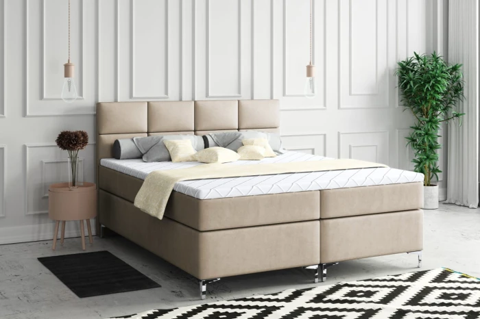 Stijlvol beige boxspringbed in de slaapkamer met modern design en kussens.