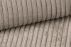 Close-up van de zachte corduroy-structuur van het boxspringbed Tami in de kleur beige.