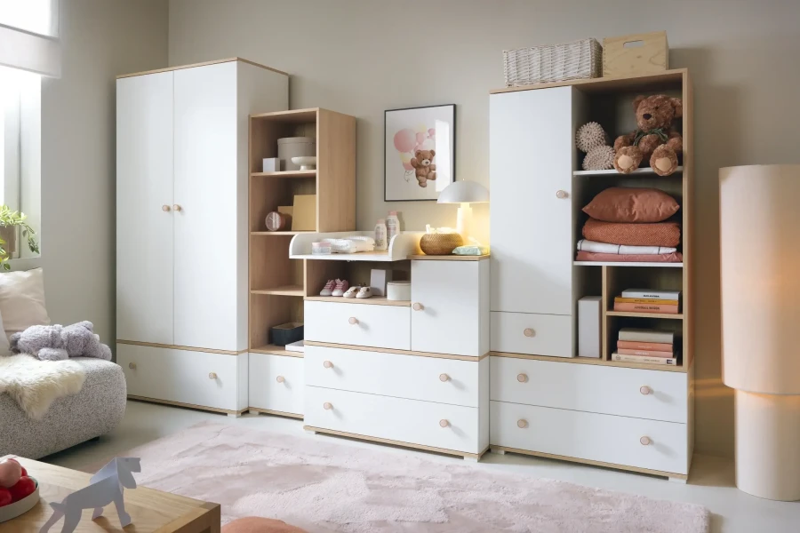 Babyzimmer-Set inklusive Wickelkommode, Schrank und Regalen für eine gemütliche Atmosphäre.