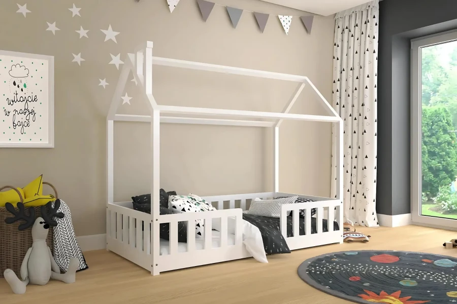 Stylisches weißes Hausbett im modern eingerichteten Kinderzimmer mit Sternen-Wandtattoo.