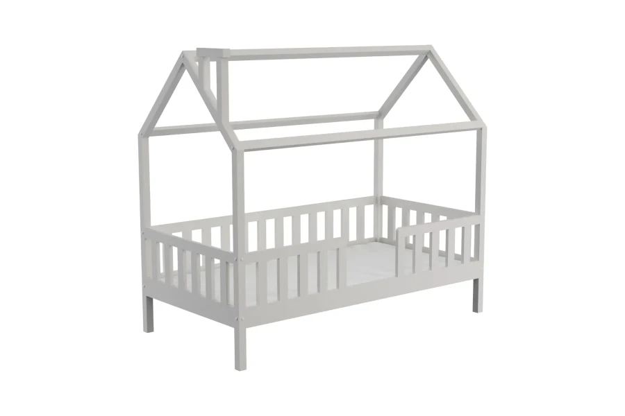 Wit houten kinderhuisbed met schoorsteen en veilige uitvalbeveiliging op een witte achtergrond.