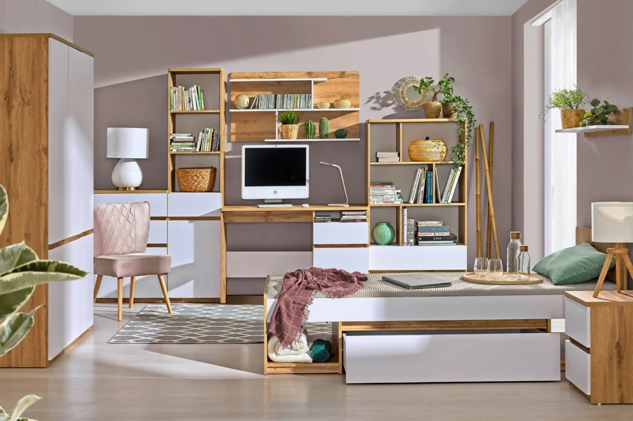 Modernes Jugendzimmer mit Schreibtisch, Regalen und Bett in Eiche-Optik und Weiß.