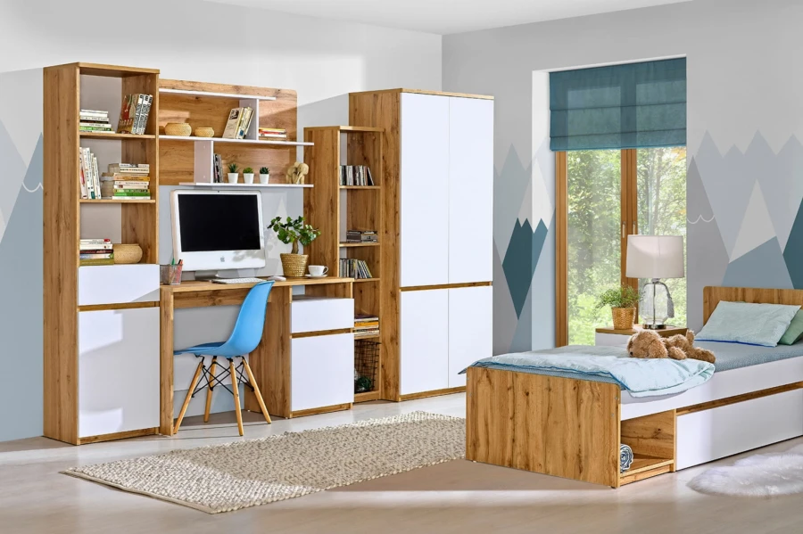 Kinderzimmer-Set in Eiche und Weiß mit Schreibtisch, blauem Stuhl und gemütlichem Bett.