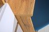 Detailansicht einer Schreibtisch-Ecke in hochwertiger Eiche-Optik und robuster Verarbeitung.