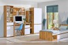 Kinderschreibtisch und Bett in Eiche-Optik mit blauem Stuhl in einem Zimmer mit Berg-Wandtattoo.