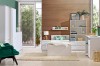 Modernes Jugendzimmer in Weiß mit Bett, Regalen und grünem Sessel – Helle Möbel für Jugendliche.