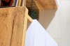 Detailansicht der Holzoberfläche eines Schreibtisches in Eiche und Weiß.