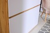 Moderner weißer Schrank mit Holzrahmen und grifflosen Fronten.