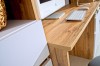 Home-Office Arbeitsplatz mit Schreibtisch in Eichenoptik und IT-Ausstattung.