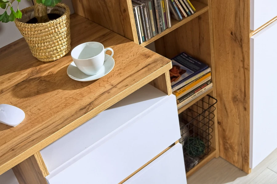 Stilvoller Arbeitsplatz: Detail von Eiche-Schreibtisch mit Tasse und Büchern.