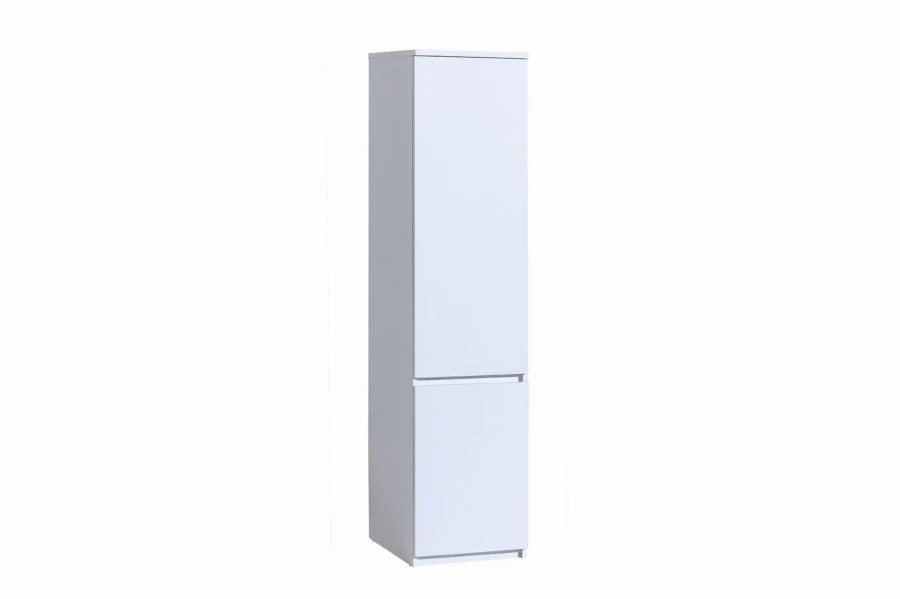 Minimalistischer weißer Hochschrank mit zwei Türen als platzsparende Stauraumlösung.