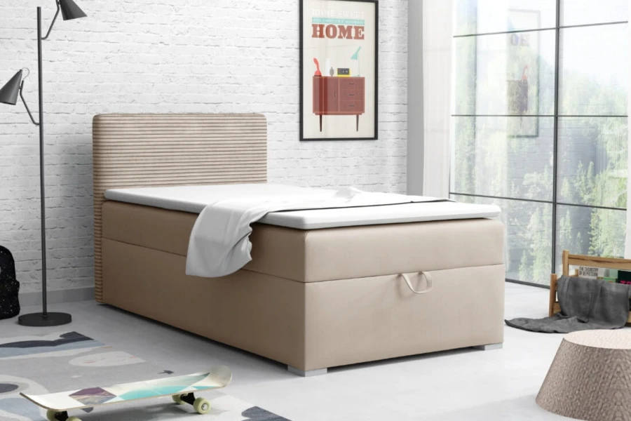 Beige boxspringbed met gestoffeerd hoofdbord in een moderne kamer met witte bakstenen muur.