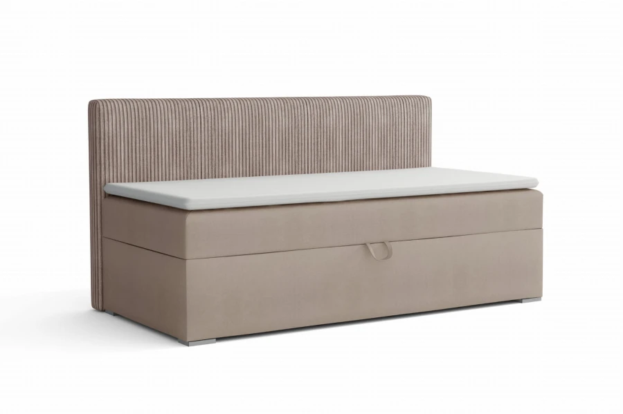 Beiges Boxspringbett mit vertikal gestepptem Kopfteil und komfortabler Liegefläche.