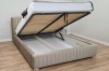 Polsterbett mit geöffnetem Bettkasten und Lattenrost für extra Stauraum im Schlafzimmer.