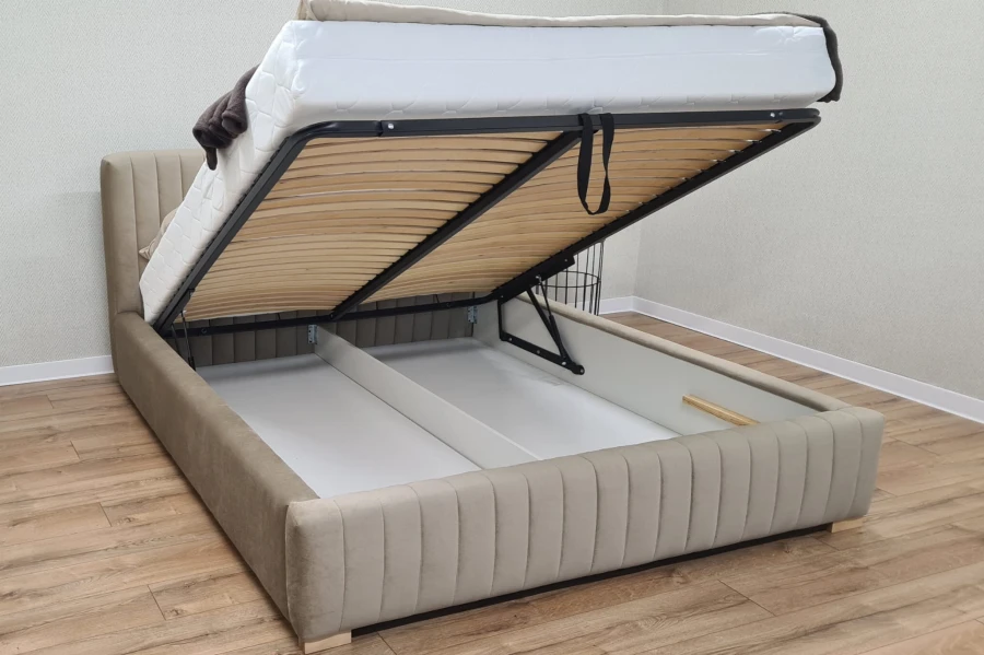 Polsterbett mit geöffnetem Bettkasten und Lattenrost für extra Stauraum im Schlafzimmer.