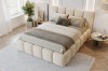 Modernes beige gepolstertes Bett in einem hellen Schlafzimmer mit stilvoller Deko.