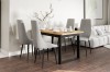 Esstisch Set mit Holzplatte und 4 hellgrauen Samtstühlen in modernem Esszimmer.