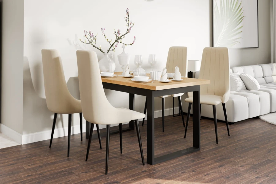 Eingerichtetes Esszimmer mit Holztisch, beigen Stühlen und modernem Wohnambiente.