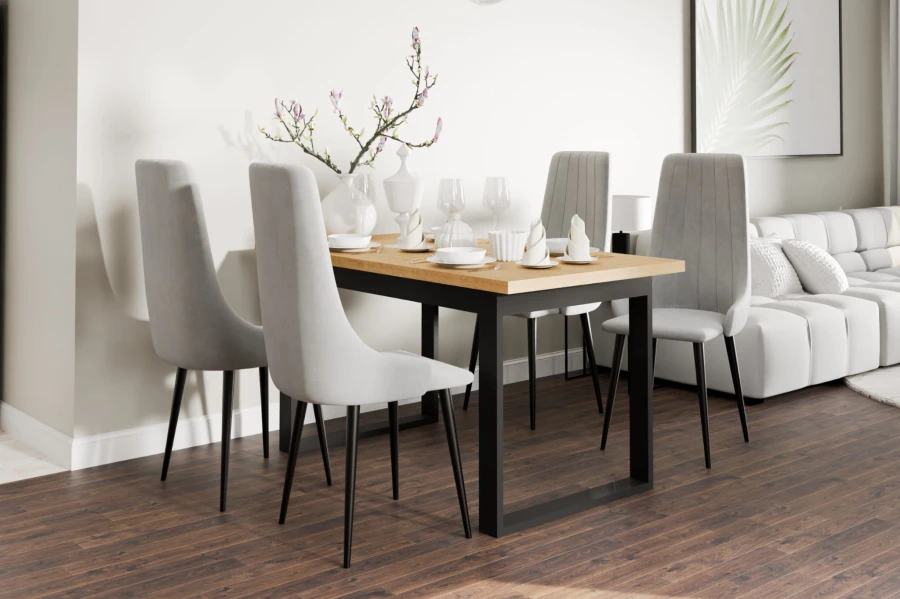 Moderner Esstisch mit hellgrauen Polsterstühlen in hellem Wohnzimmer-Ambiente.