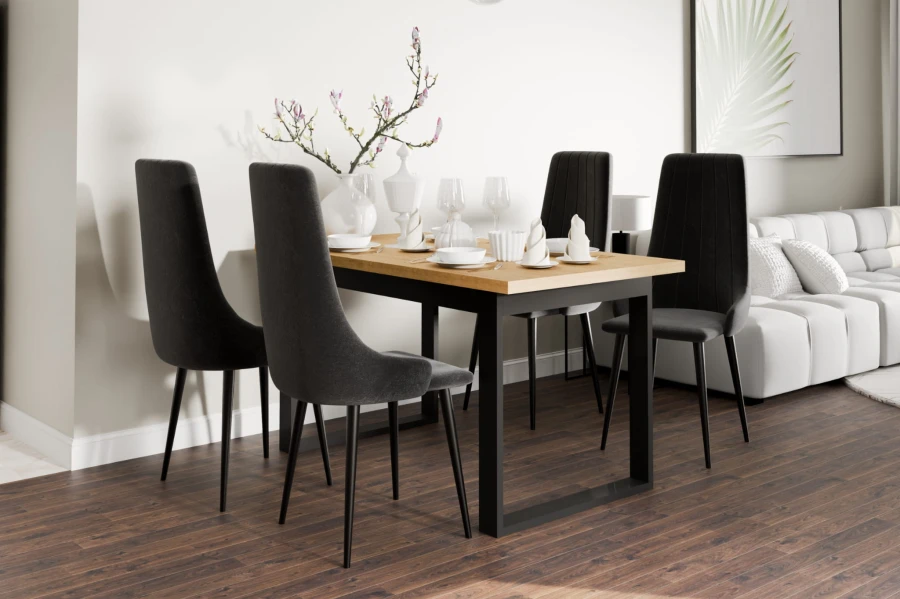Moderner Holztisch mit vier dunkelgrauen Stühlen und stilvoller Tischdekoration.