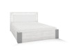 Helles Doppelbett inklusive Matratze und Kopfteil mit integrierter LED-Beleuchtung.