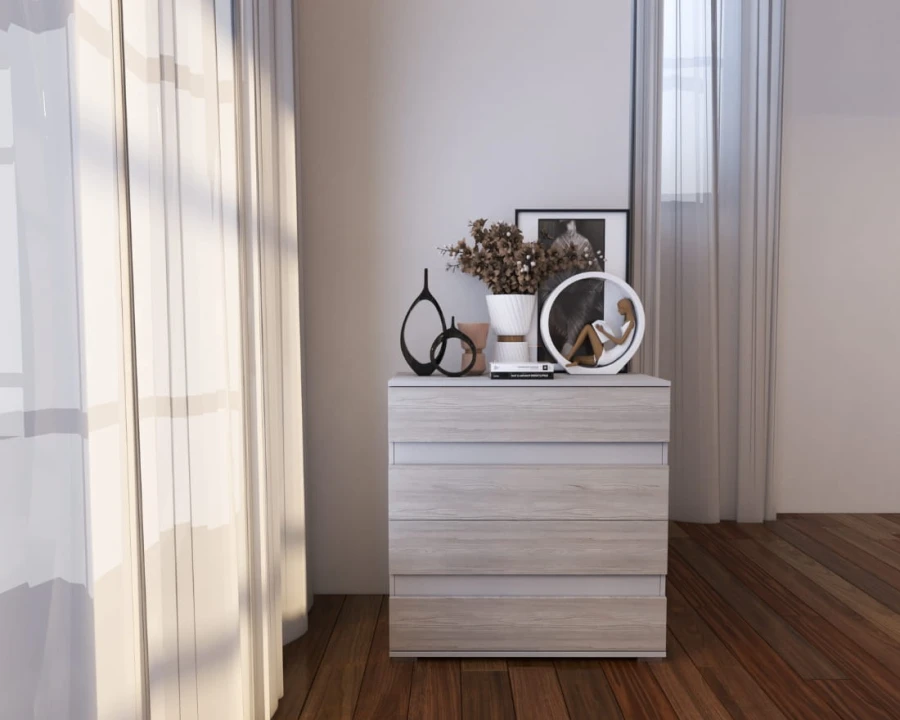 Moderne Kommode in heller Holzoptik mit 4 Schubladen und Dekoration vor Fenster.