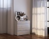 Stilvolle Kommode in Holzoptik mit moderner Dekoration in einem hellen Ambiente.