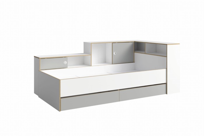 Einzelbett in Weiß und Grau mit praktischen Staufächern und geschlossenen Schubladen.