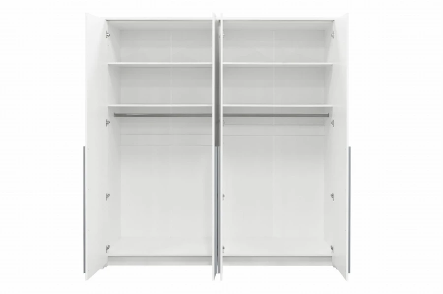 Offener Kleiderschrank zeigt Innenausstattung mit Regalböden und Kleiderstangen.