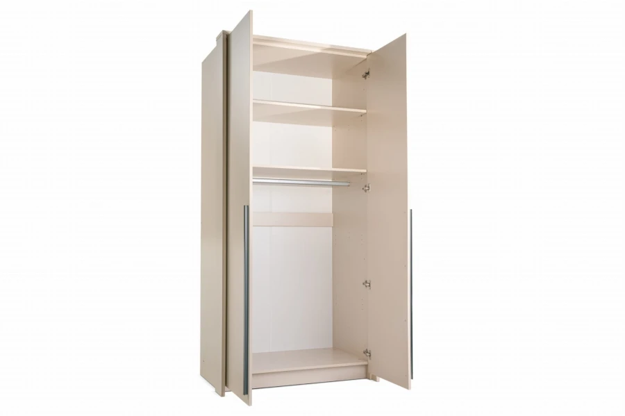 Geöffneter Kleiderschrank in Beige mit Einlegeböden und Kleiderstange.