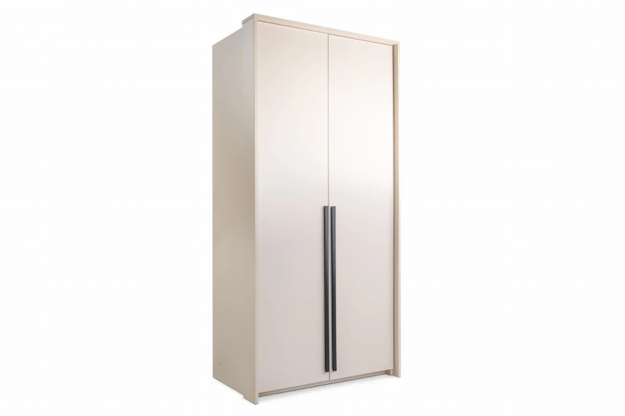 Schräge Ansicht eines zeitlosen zweitürigen Schranks in Beige für das Schlafzimmer.