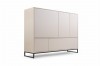 Minimalistisches beiges Highboard mit schwarzen Metallkufen auf weißem Hintergrund.