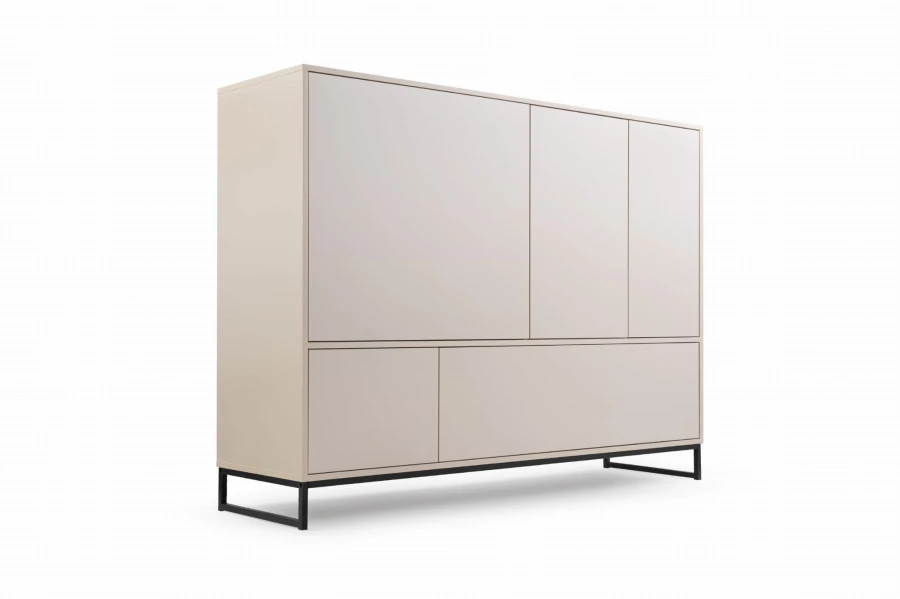 Minimalistisches beiges Highboard mit schwarzen Metallkufen auf weißem Hintergrund.