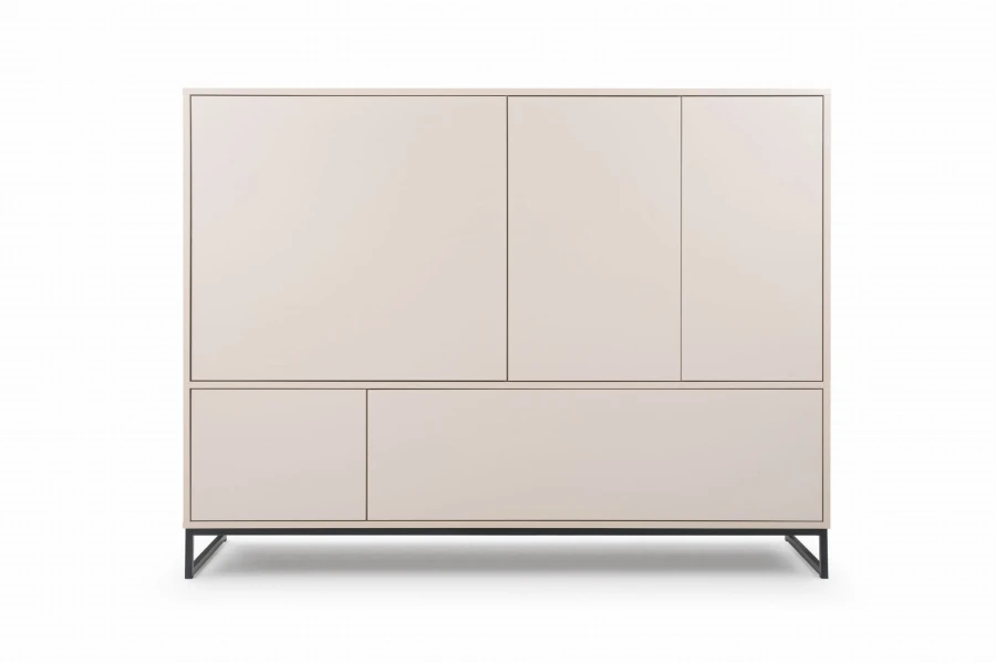 Modernes beiges Highboard mit schwarzen Metallbeinen, geschlossene Frontansicht.