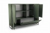 Dunkelgrünes Highboard geöffnet mit Sicht auf Innenfächer, schräg von der Seite.