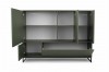 Grünes Highboard offen, Frontansicht der Regaleinteilung mit Metalluntergestell.