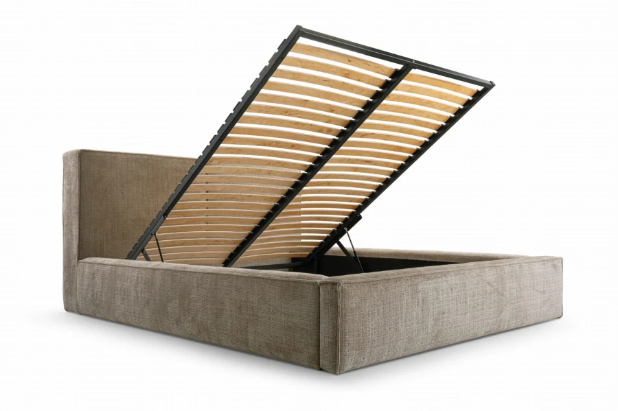 Funktionales Polsterbett mit aufklappbarem Lattenrost und großem Bettkasten.