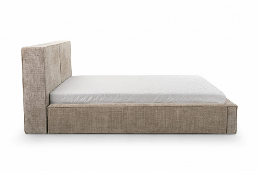 Elegantes Polsterbett in Beige von der Seite, ideal für moderne Schlafzimmer.