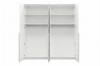 Offener weißer Kleiderschrank mit Einlegeböden und Kleiderstange für optimale Aufbewahrung.
