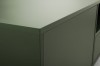 Detailaufnahme der matten grünen Oberfläche und präzisen Kantenverarbeitung eines TV-Lowboards.
