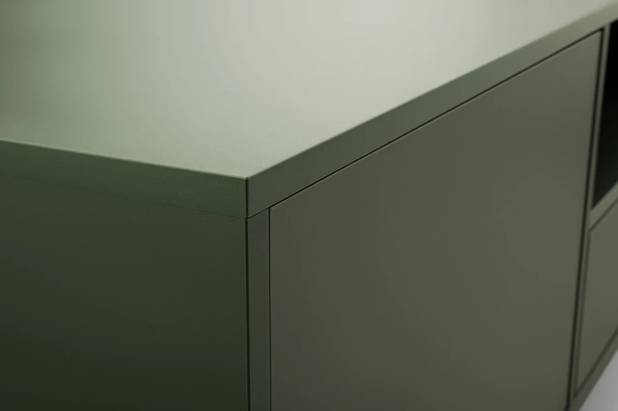 Detailaufnahme der matten grünen Oberfläche und präzisen Kantenverarbeitung eines TV-Lowboards.