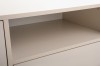 Nahaufnahme des offenen Ablagefachs eines beigen TV-Lowboards für Multimedia-Geräte.
