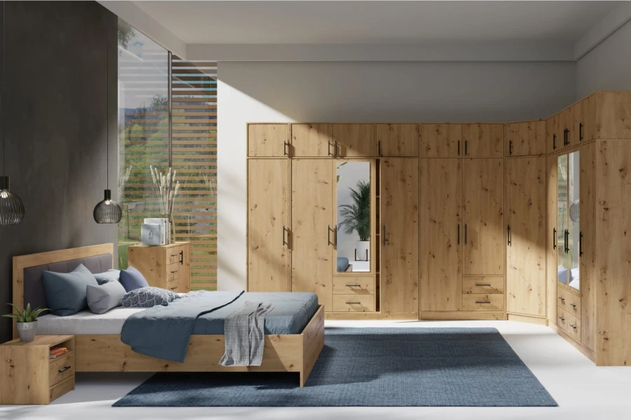 Komplettes Schlafzimmer-Set in Eiche mit großem Kleiderschrank, Doppelbett und blauer Bettwäsche.