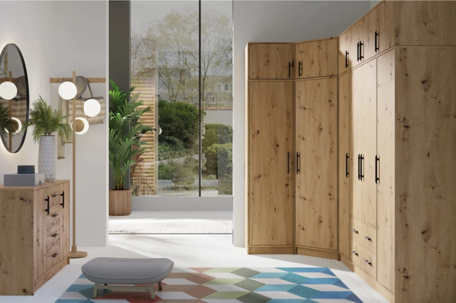 Eckkleiderschrank aus Eiche in einem modernen Schlafzimmer mit buntem Teppich und Kommode.