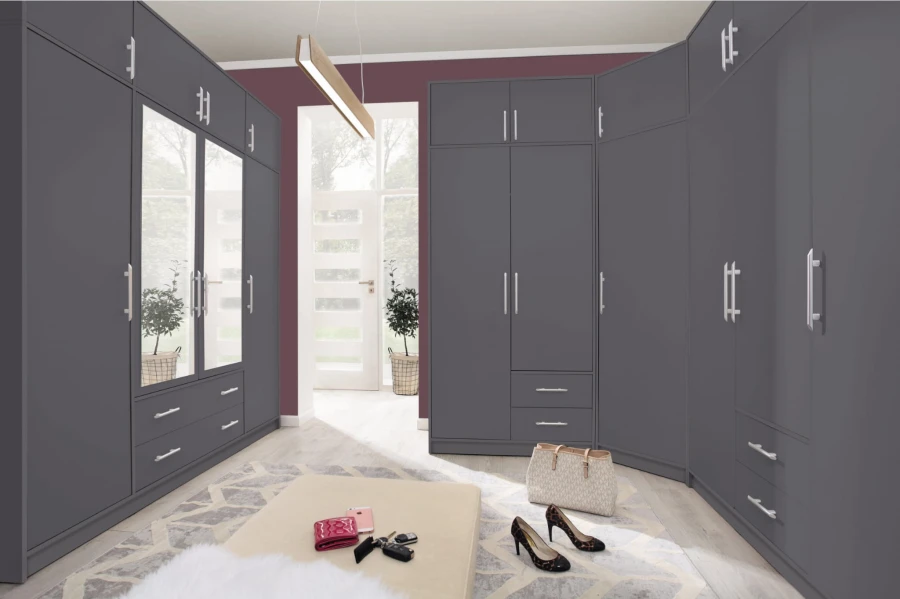 Großzügiges Kleiderschrank-System in Anthrazit für das Schlafzimmer.
