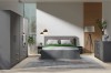 Modernes Schlafzimmer-Set mit grauem Bett, Kleiderschrank und Kommode.
