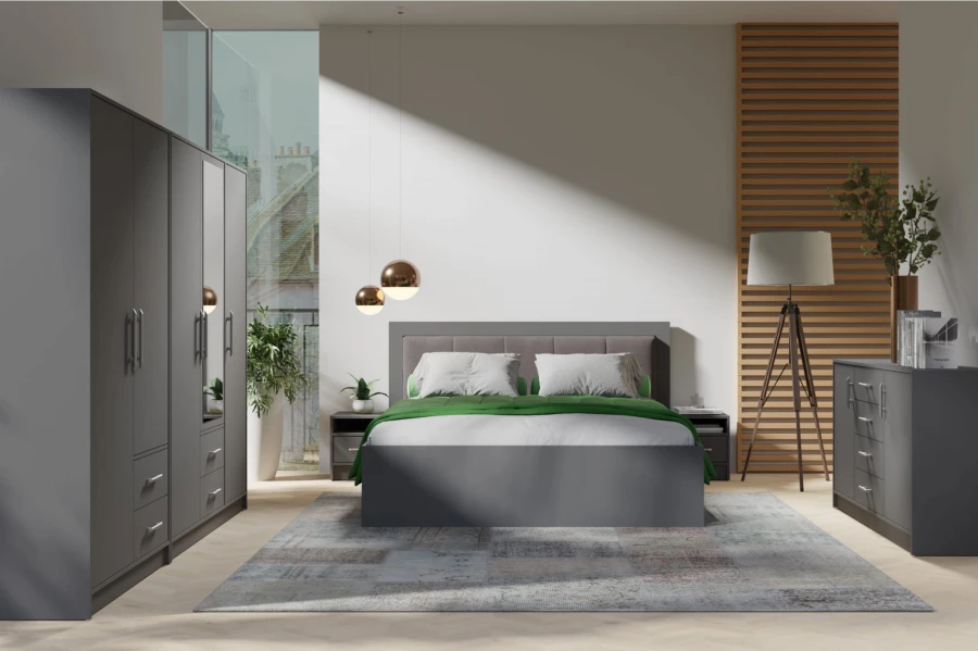 Modernes Schlafzimmer-Set mit grauem Bett, Kleiderschrank und Kommode.