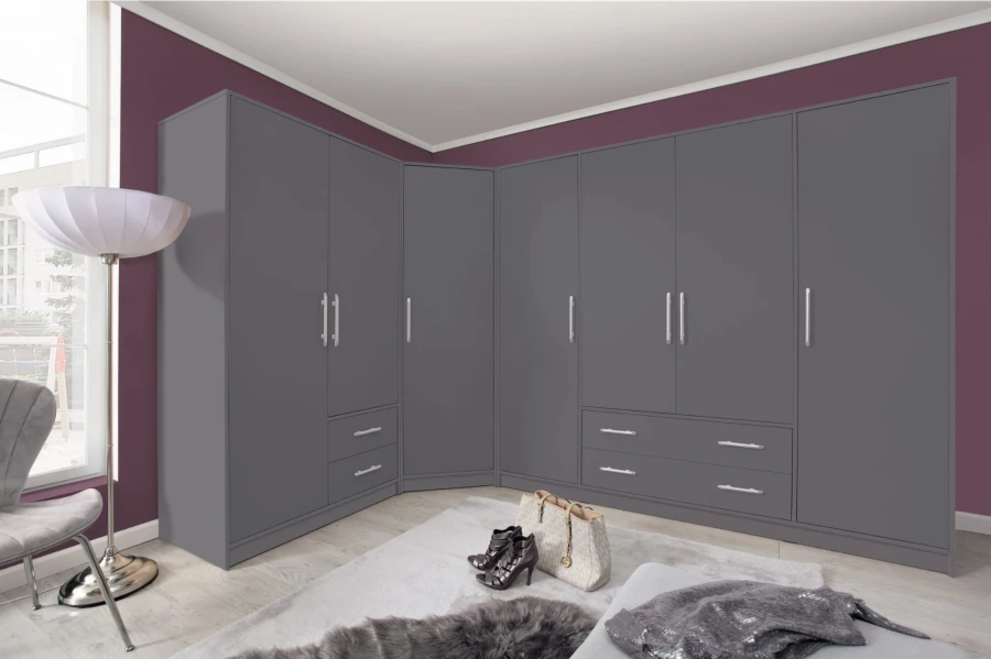 Grauer Eckkleiderschrank in einem modern eingerichteten Schlafzimmer.