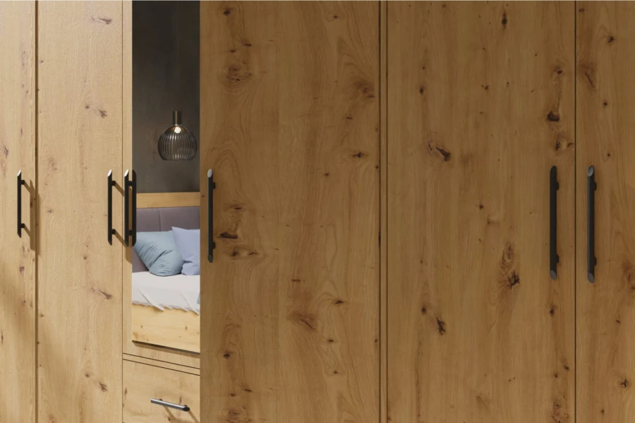 Nahaufnahme Kleiderschrank-Türen Eiche Artisan mit schwarzen Griffen und Spiegel.