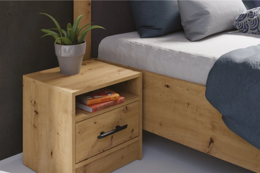 Detailansicht Nachtschrank Eiche Artisan mit Schublade neben hölzernem Bettrahmen.